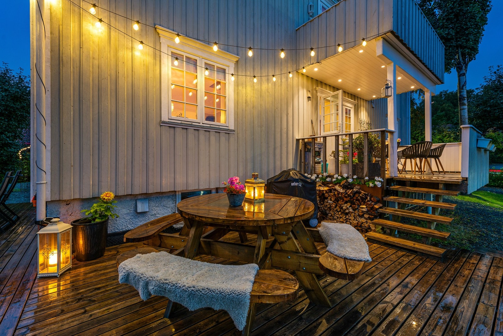 Nedgang til stor terrasse og en fantastisk hage. Galleribilde