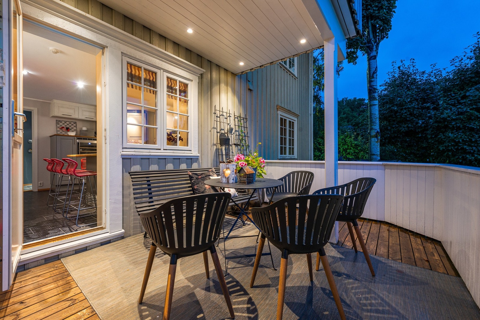 Stemningsfullt på både varme sommer- og mørke høstkvelder. Galleribilde