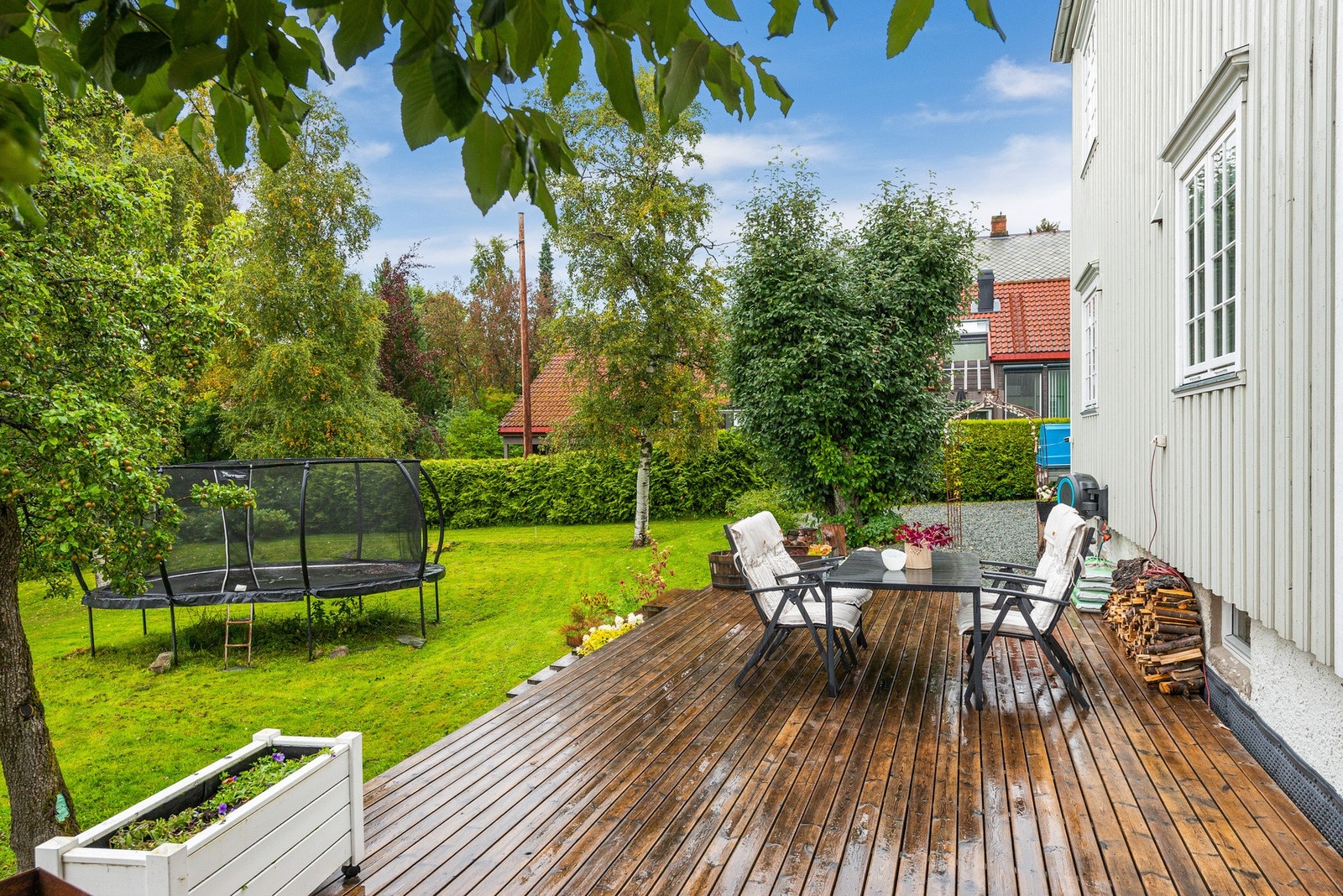 L-formet terrasse som er sørvestvendt med lang solgang. Galleribilde