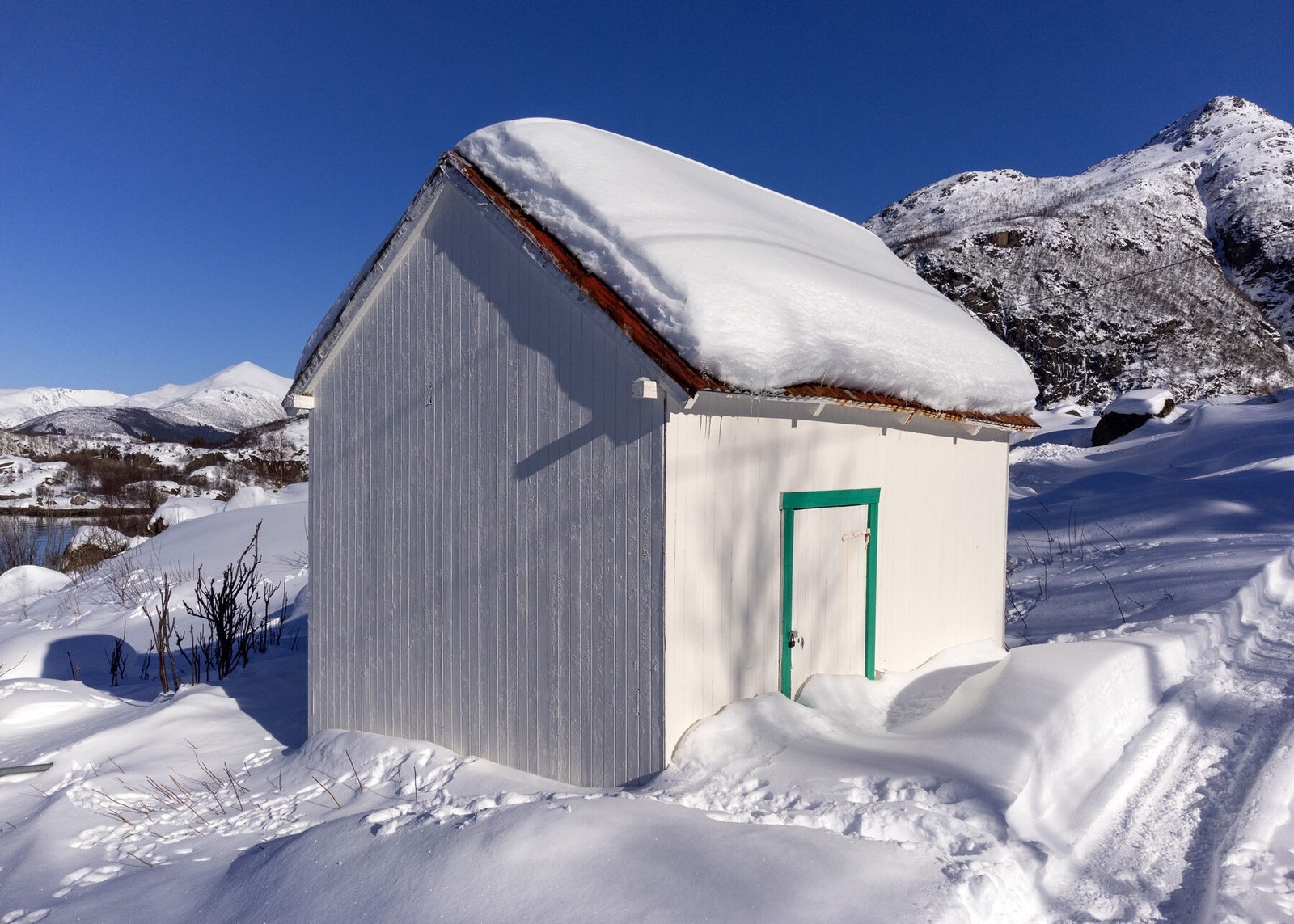 Eldre uthus - Står på naboens tomt Galleribilde