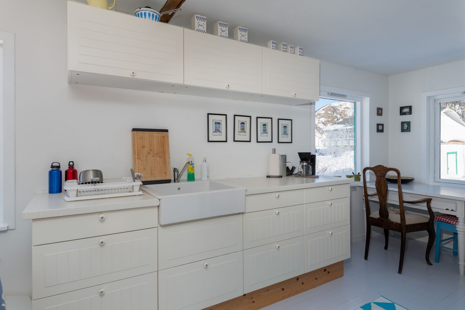 Kjøkken med god skap- og benkeplass Galleribilde