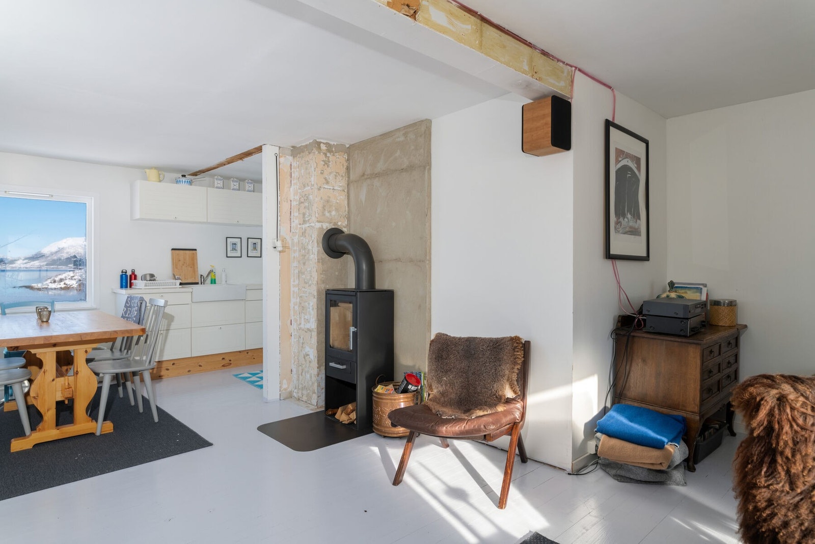 Stue mot kjøkken - Nyere vedovn Galleribilde