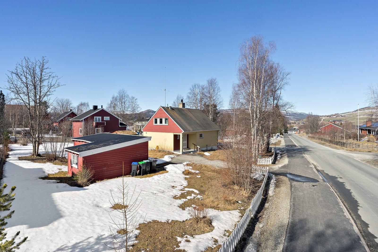 Egen hage med gode solforhold hvor godværsdagene kan nytes til det fulle. Galleribilde
