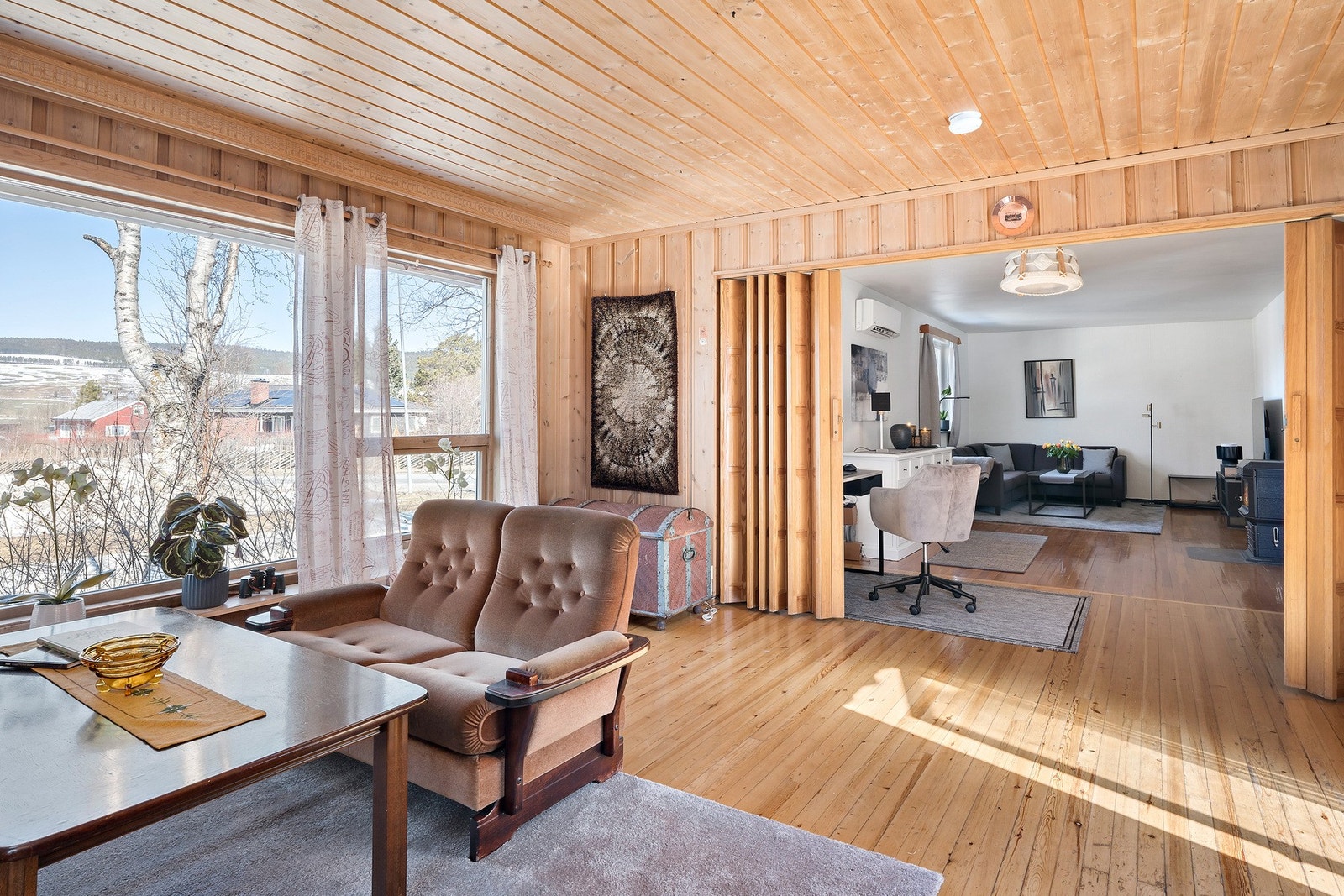 Lyst og luftig i den indre delen av stuen, som kan lukkes av fra den andre delen. Galleribilde