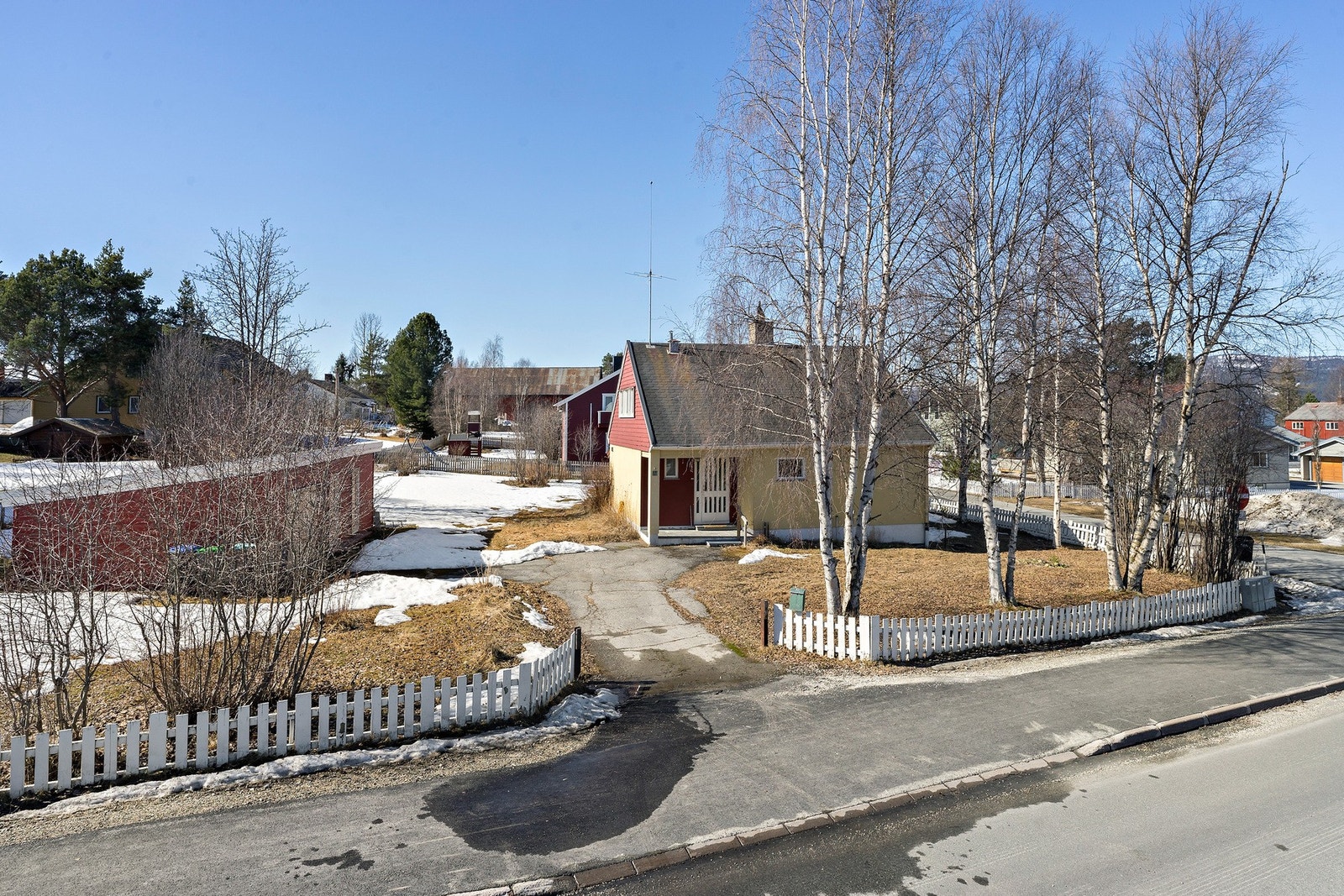 Eiendommen ligger i et etablert boområde i utkanten av bykjernen. Galleribilde