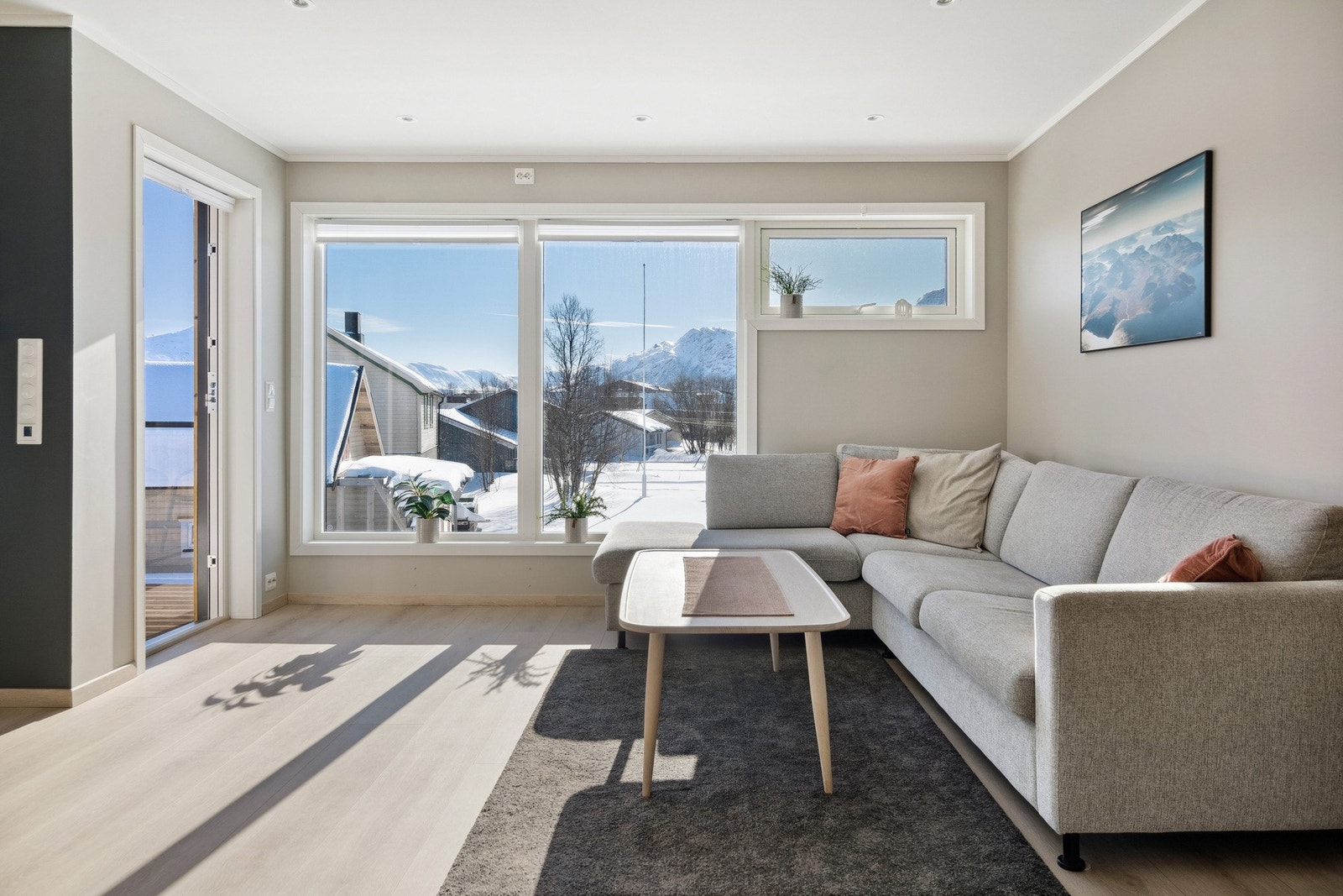 Store vindusflater i stue Galleribilde