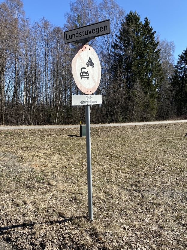 Lite traffikert vei inn til boligfeltet Galleribilde