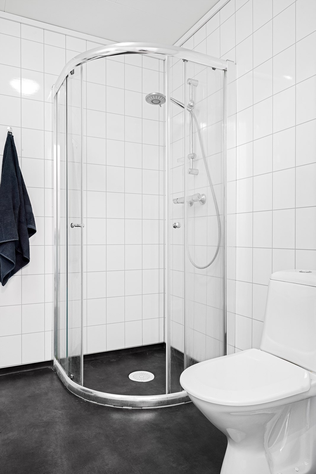 Pent bad med belegg på gulv m/varmekabler og våtromsplater på veggene Galleribilde