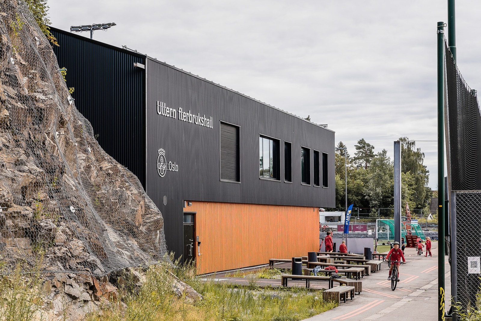 Kun få minutters gange til Ullern flerbrukshall med fotball, håndball, bandy og basket. Galleribilde