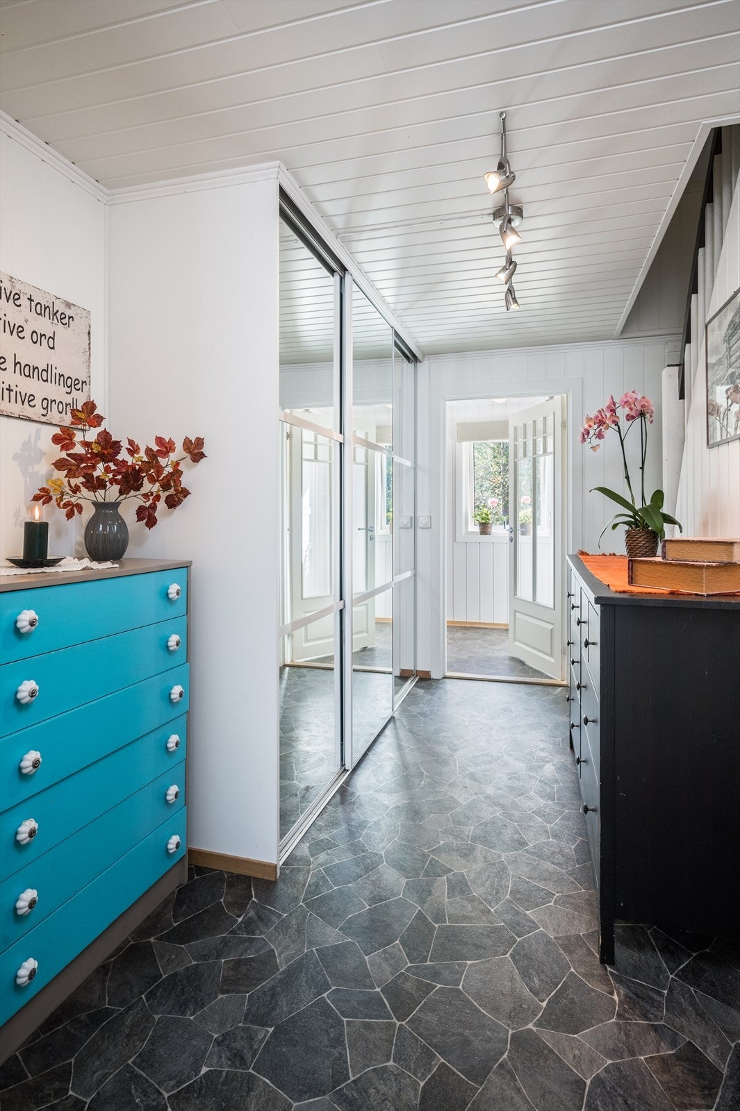 Man kommer inn i en romslig entré. Her er det direkte adgang inn til et rom som i dag blir benyttet som klesrom. God plass til å henge fra seg yttertøy. Galleribilde