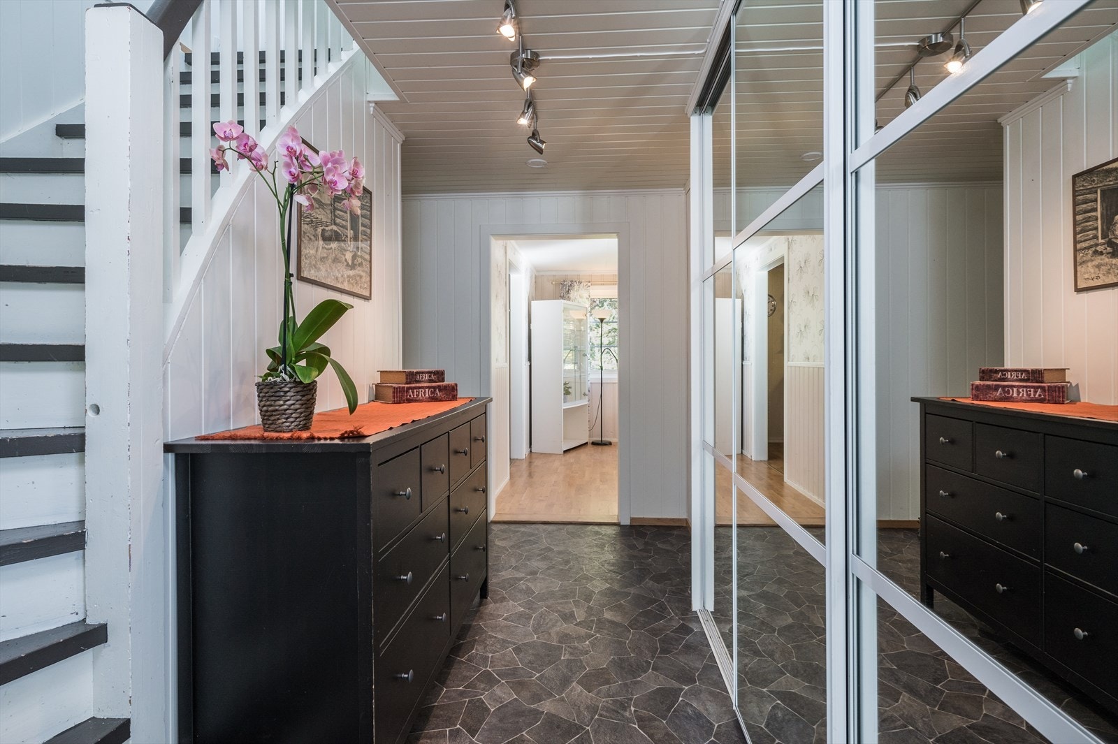 Videre er det en romslig gang/trappegang med plassbygd skyvedørsgarderobe. Galleribilde