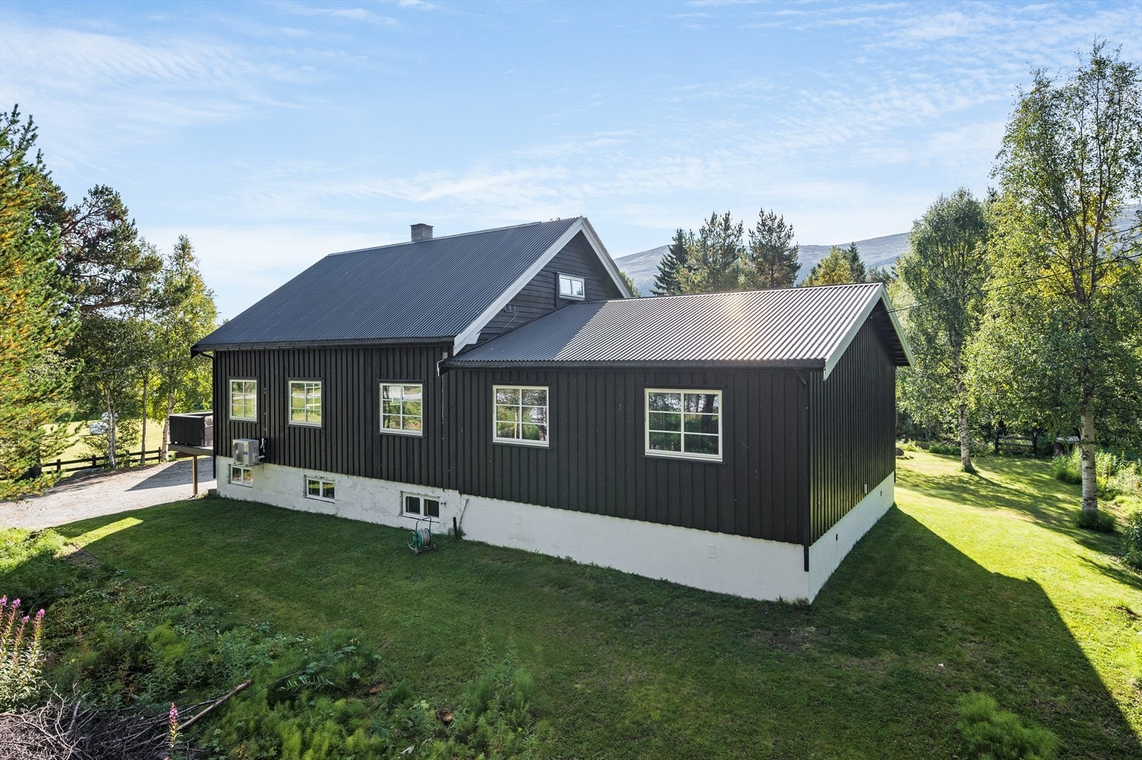 Ligger i et rolig og barnevennlig område, med lekeplass like ved. Galleribilde