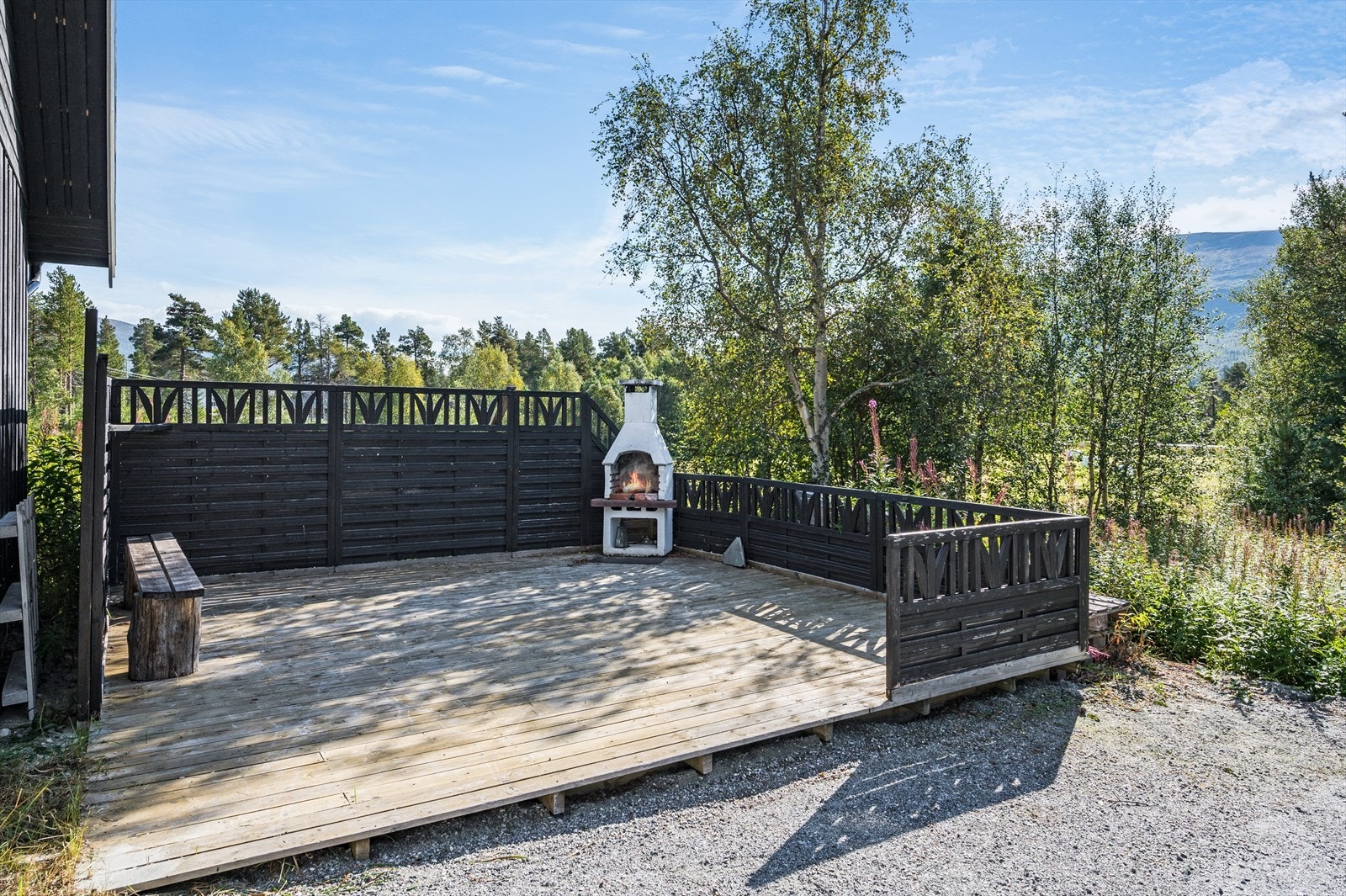 Uteplass med tredekke og peis. Galleribilde
