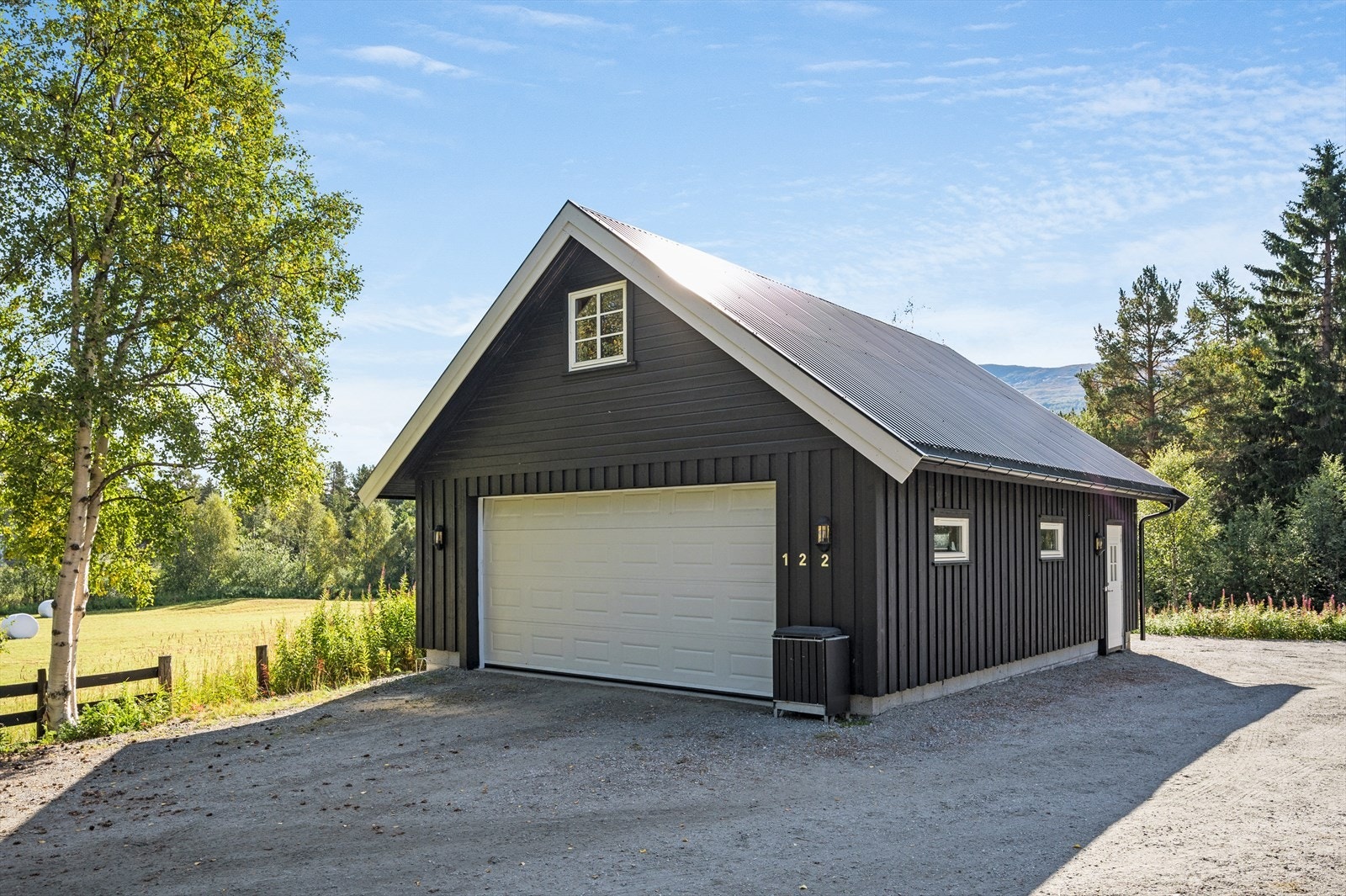 Tilhørende dobbel garasje med loft. Galleribilde