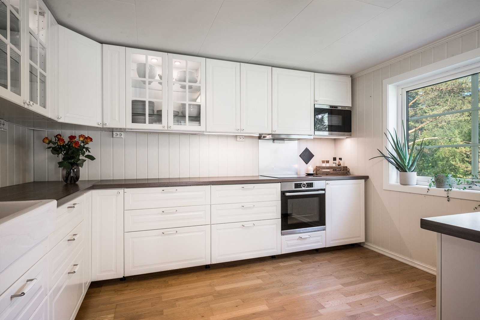 Stort og fint kjøkken, med masse benkeplass og oppbevaring. Kjøkken har parkett på gulv, veggflater med malte plater, samt malte plater i format 60x120 cm i innvendig tak. Galleribilde