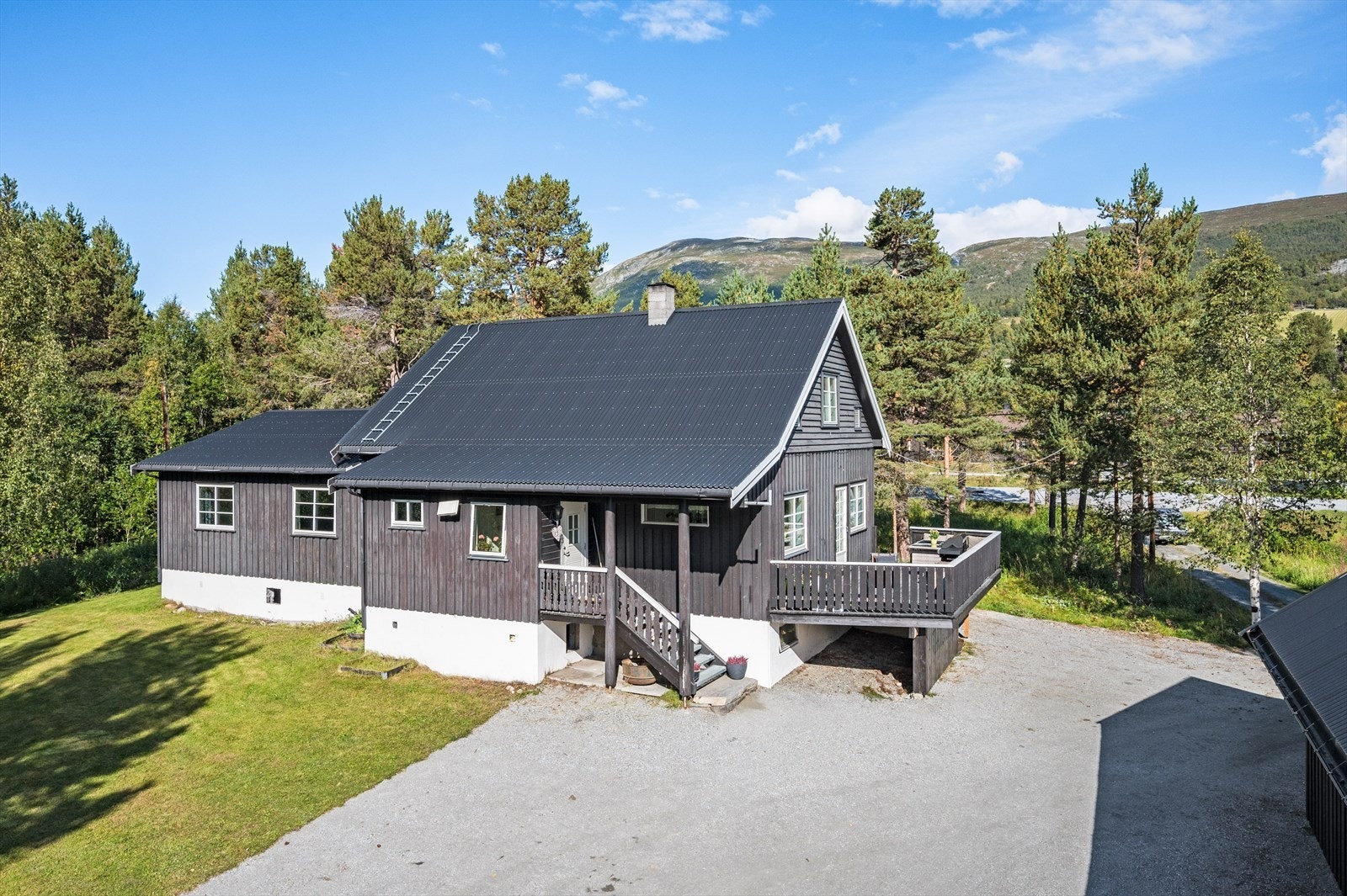 Det er gangavstand til barnehage, skole, helsehus og butikker. Galleribilde