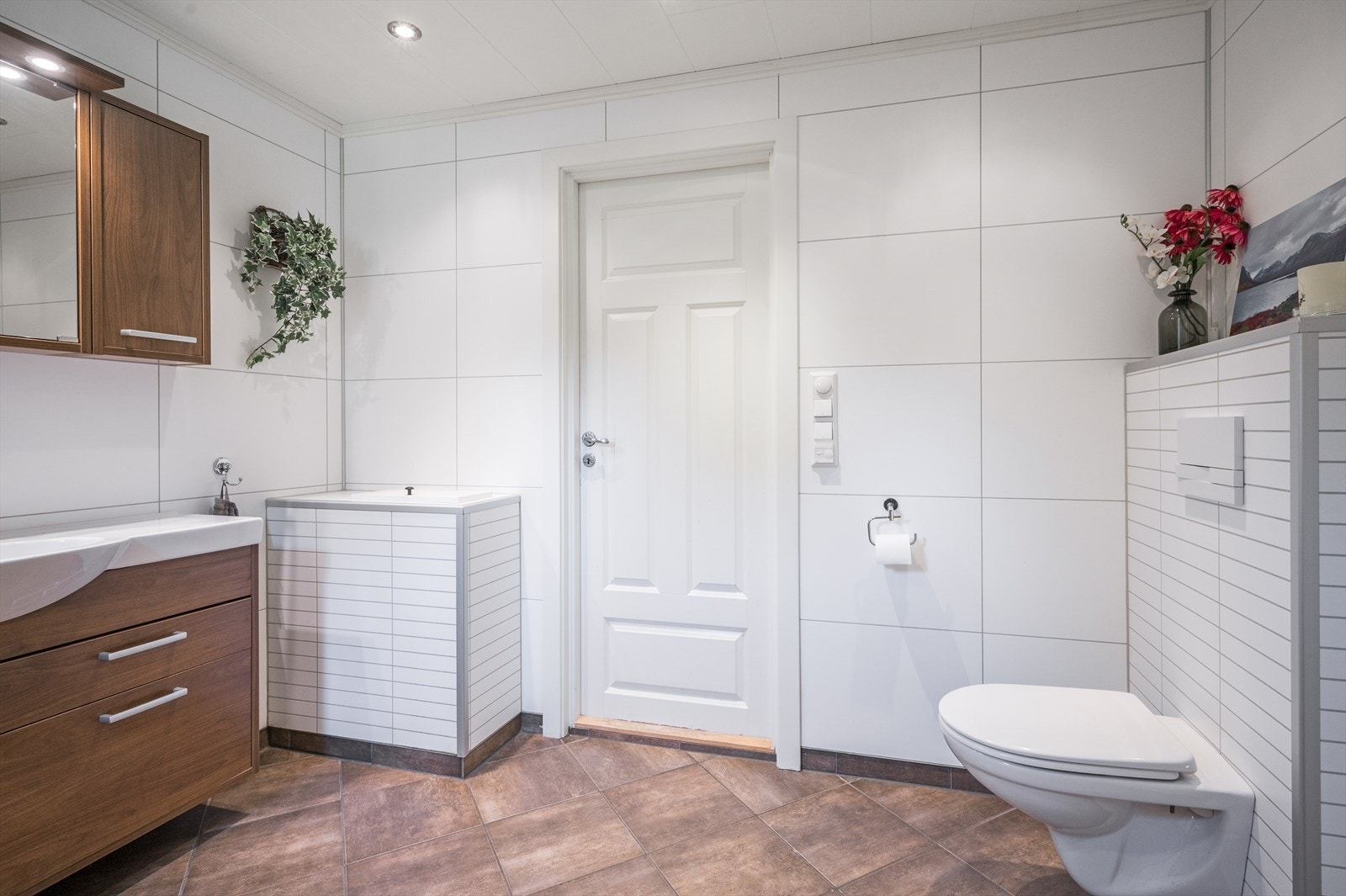 Hovedetasjen består av et romslig bad. Aktuell byggeforskrift er teknisk forskrift 2010. Badet har flislagt gulv og elektriske varmekabler, veggflater med våtromsplater, samt malte plater i format 30x180 cm i innvendig tak. Galleribilde