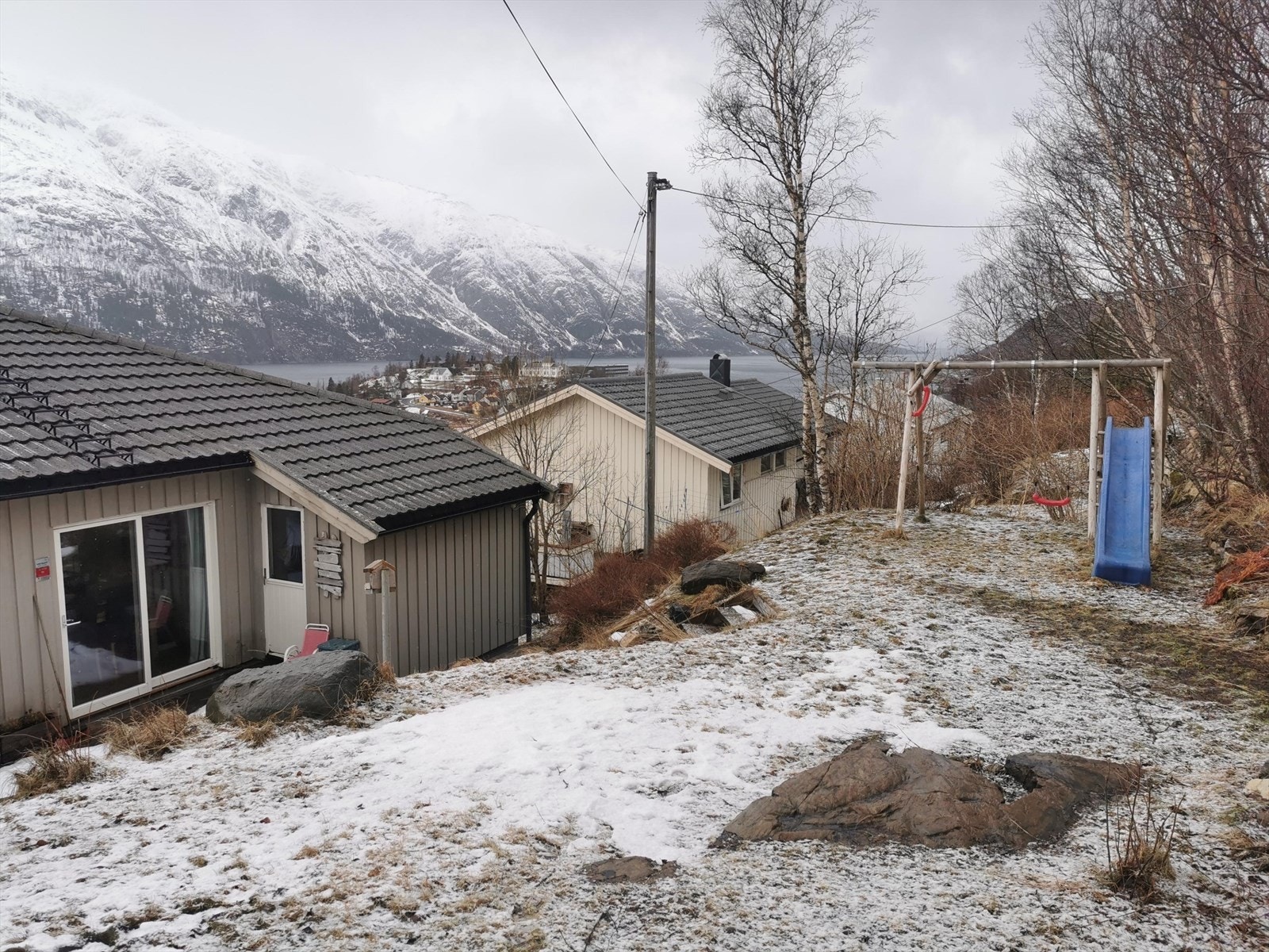 Med hage på begge sider av boligen får man nok av boltreplass til både to- og firbeinte. Morgensolen treffer her, og senere på dagen kan man flytte seg på terrassen eller på plenen på fremsiden av boligen. Galleribilde