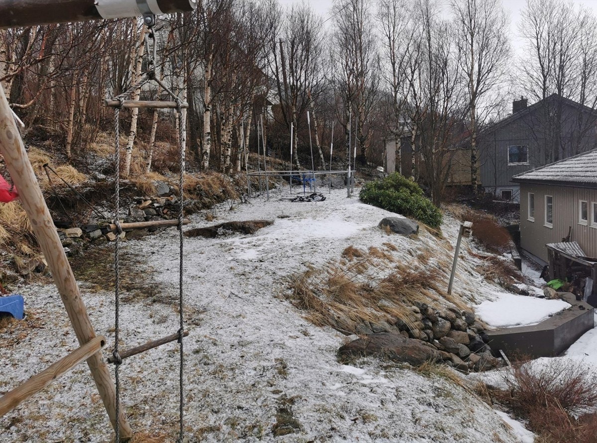 Her er det god plass til lekeapparater og trampoline. Skråningen er perfekt til å dyrke helårsblomster eller lage seg en liten kjøkkenhage. Galleribilde