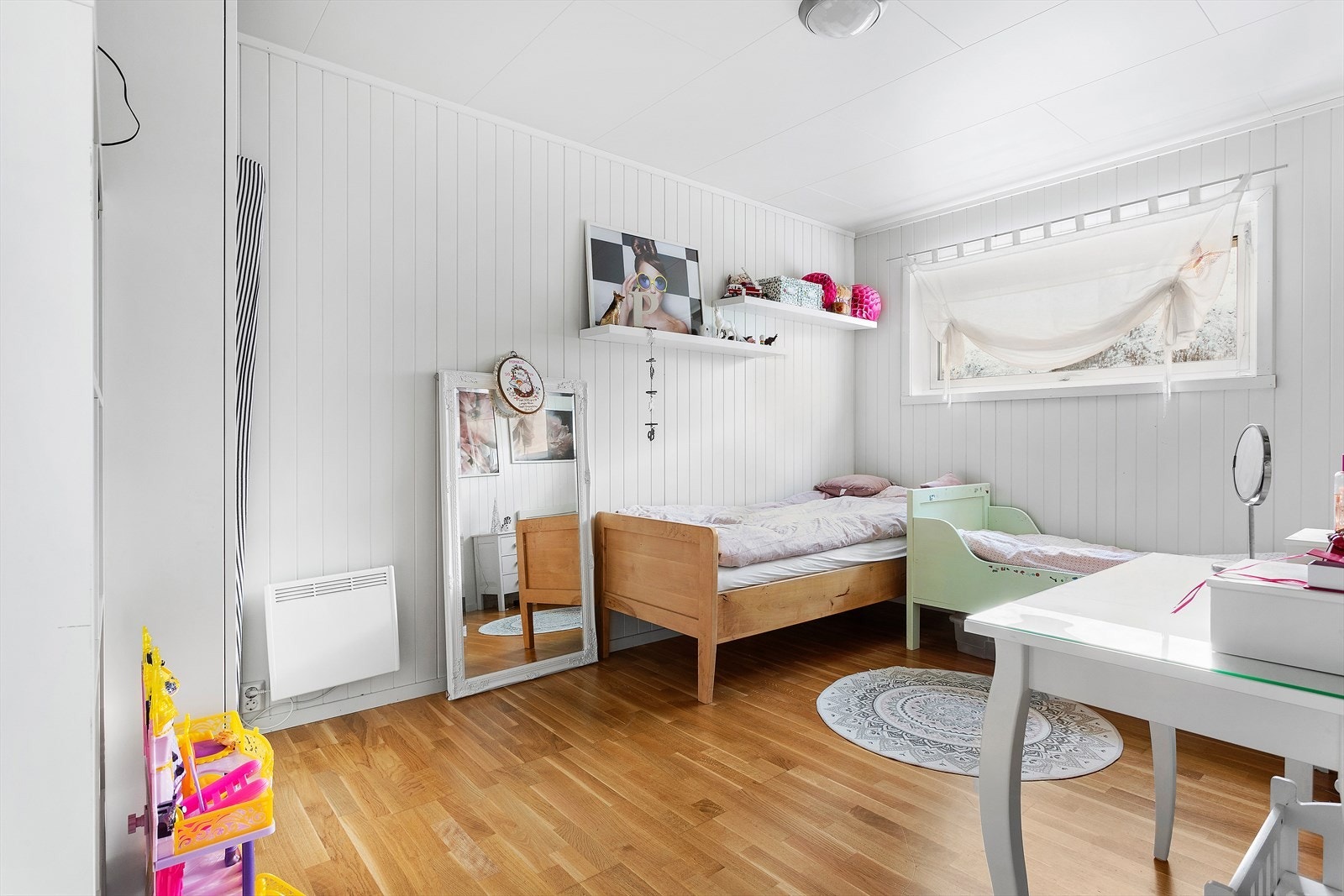 Soverommene i hovedetasjen har malte MDF-plater på veggene og laminat på gulvene. Alle rommene er romslig med plass til både seng, garderobe, skrivepult m.m. Galleribilde