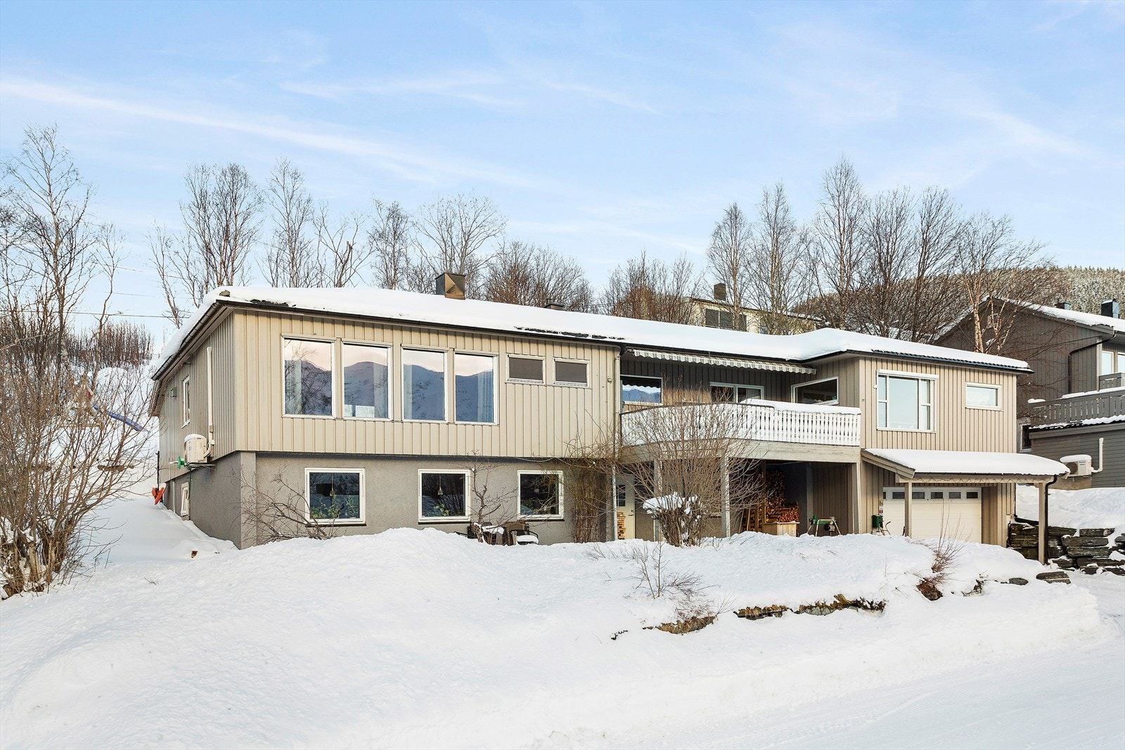 Boligen er stor, moderne og godt vedlikeholdt med utleiedel og dobbeltgarasje i populært og barnevennlig boområde. Galleribilde