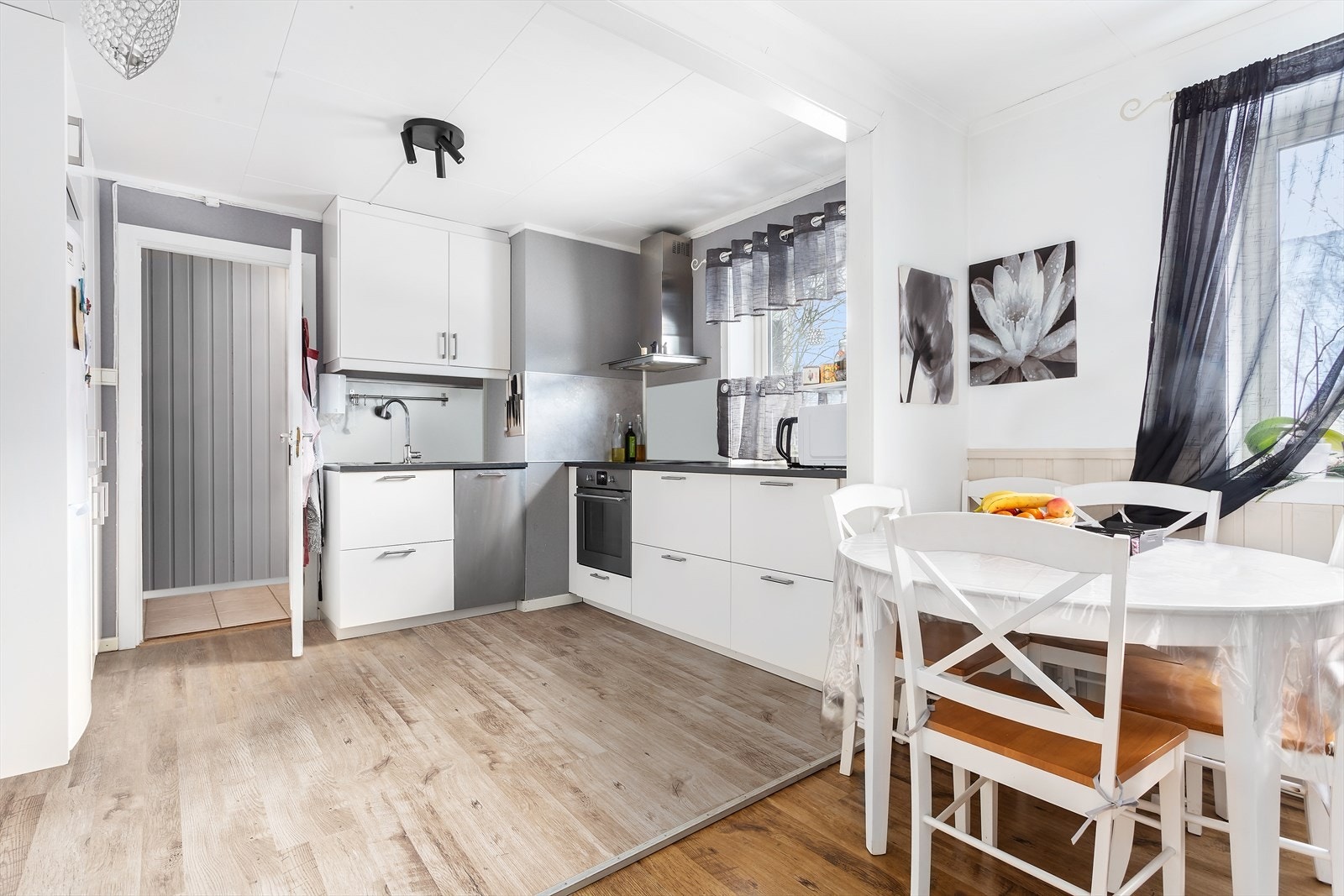 Her er du kommet inn i sokkelleiligheten hvor du finner kjøkken, stue, bad, WC, gang, og soverom. Det opplyses om at soverom i utleiedel ikke er omsøkt og godkjent, da det er omgjort fra opprinnelig to boder til ett soverom. Galleribilde