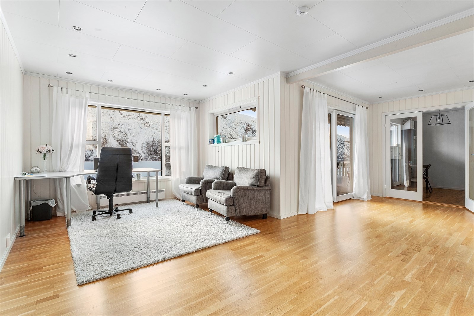 Stue/oppholdsrom ved soveromsfløyen hvor det kan være godt å trekke seg tilbake. Perfekt TV-stue for barn! Også her har du skyvedører med tilgang til terrassen mot vest. Galleribilde