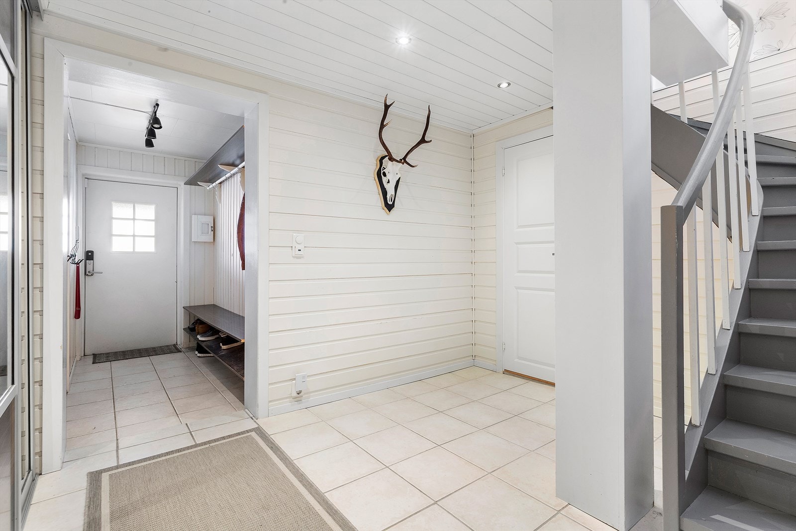 Når du kommer inn hovedinngangen i underetasjen kommer du til en hall/gang med tilknytning til et soverom, bad, bod og trapp opp til hovedetasjen. Galleribilde