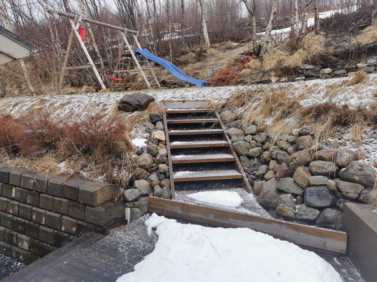 Selgers eget bilde. Støttemuren ble etablert av forrige eier i 2012, og trappen tar deg ett platå opp til hagen. Galleribilde