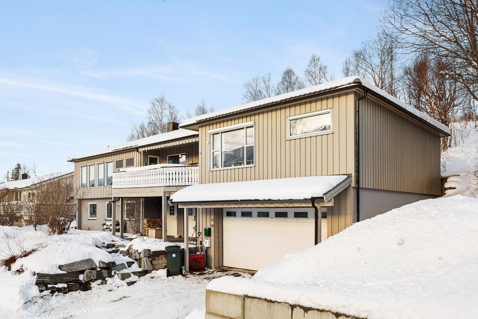 I Halsmovegen bor du i et solfylt og barnevennlig boområde nord/øst for bysentrum av Mosjøen. Området ble utbygd på 70-tallet, og har siden vært et populært og ønsket boområde for mange barnefamilier. Galleribilde