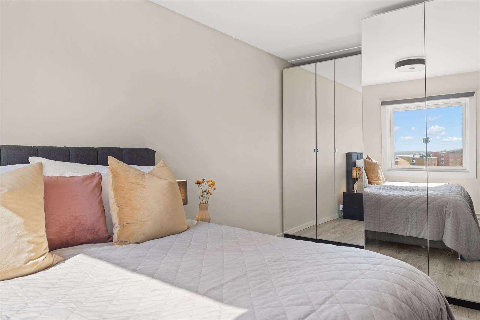 Rommet er malt i en lun og delikat farge Galleribilde