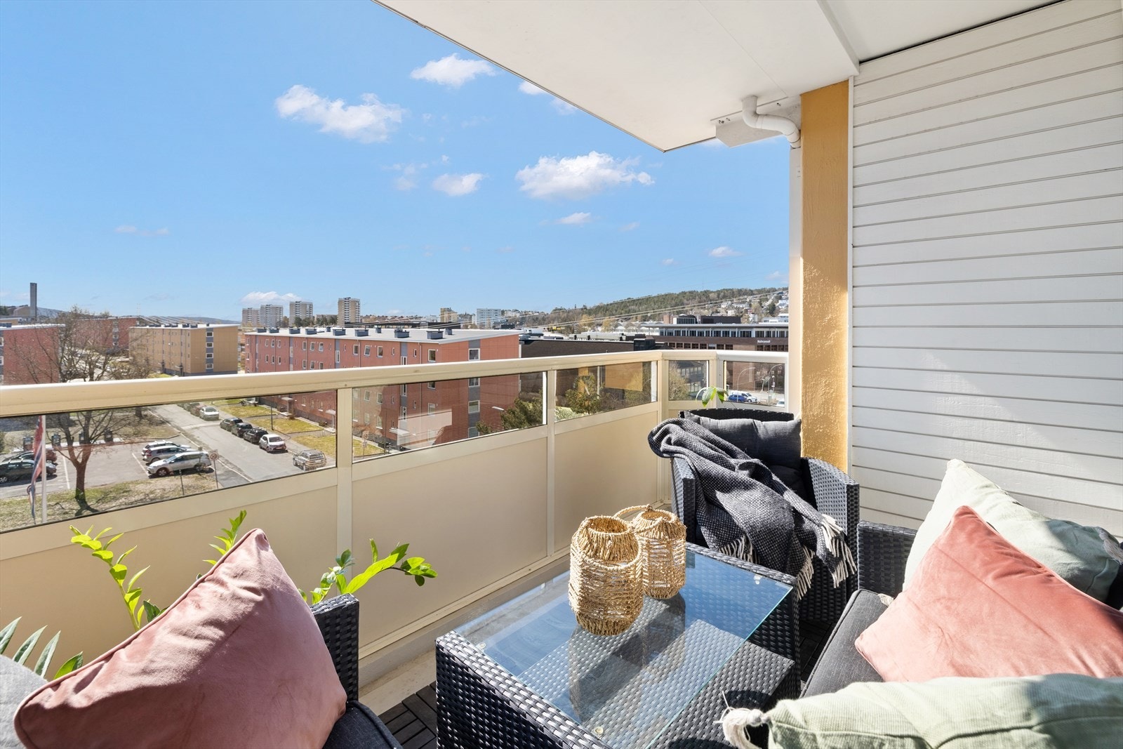 Balkongen rommer plass for hyggelig sittegruppe Galleribilde