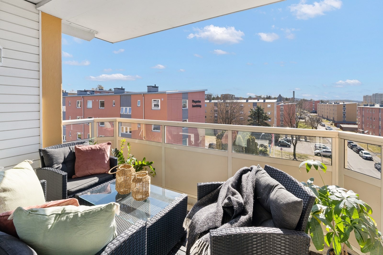 Fra stuen har du direkte utgang til flott solrik balkong Galleribilde