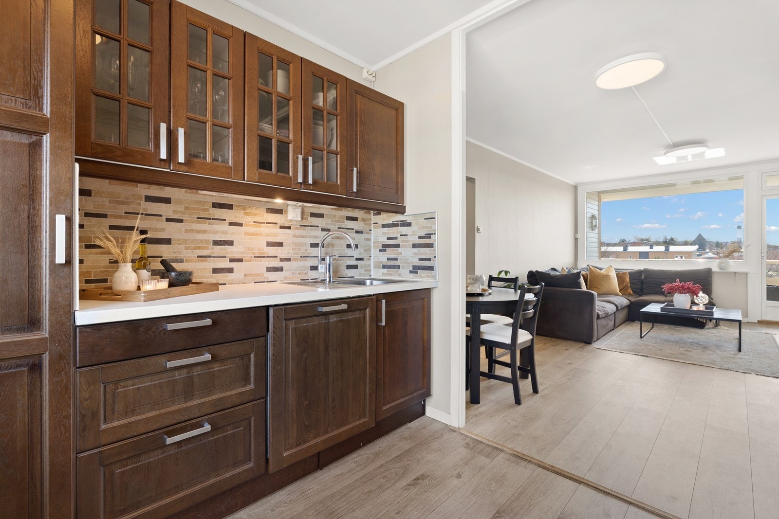 Kjøkkenet er utstyrt med platetopp, kum med ettgreps blandebatteri, ventilator, kjøl/fryseskap, ovn og oppvaskmaskin Galleribilde