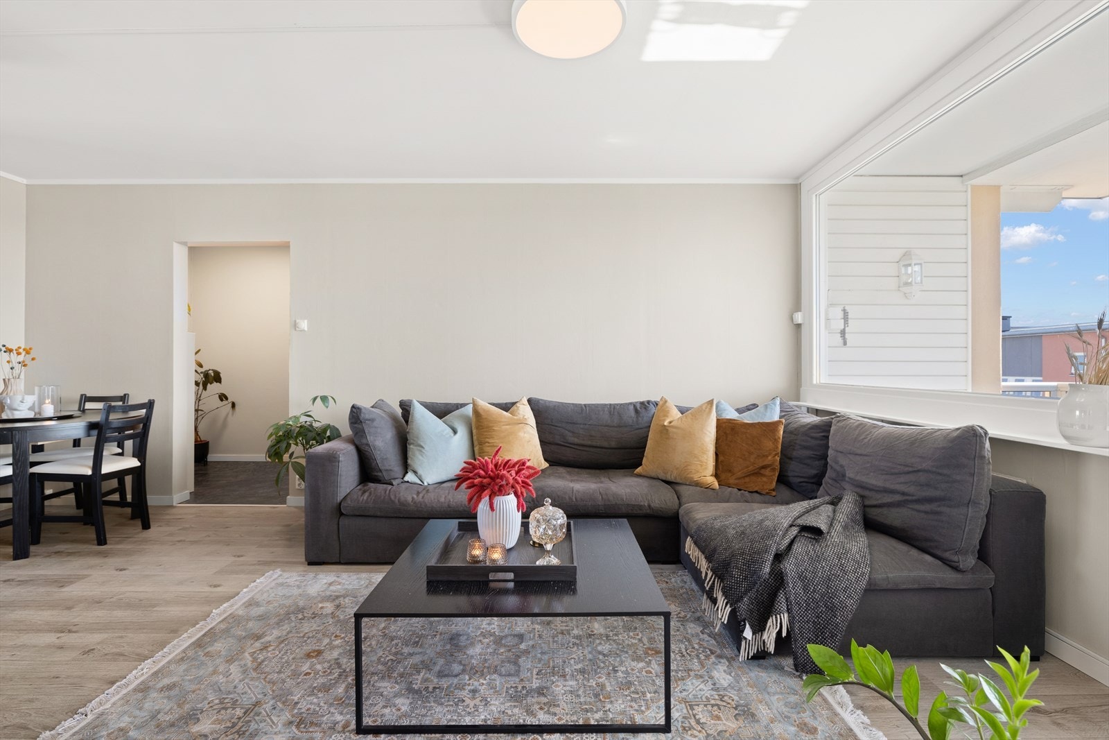 Stuen er av god størrelse og rommer plass til sofagruppe og spisebord med tilhørende møblement Galleribilde