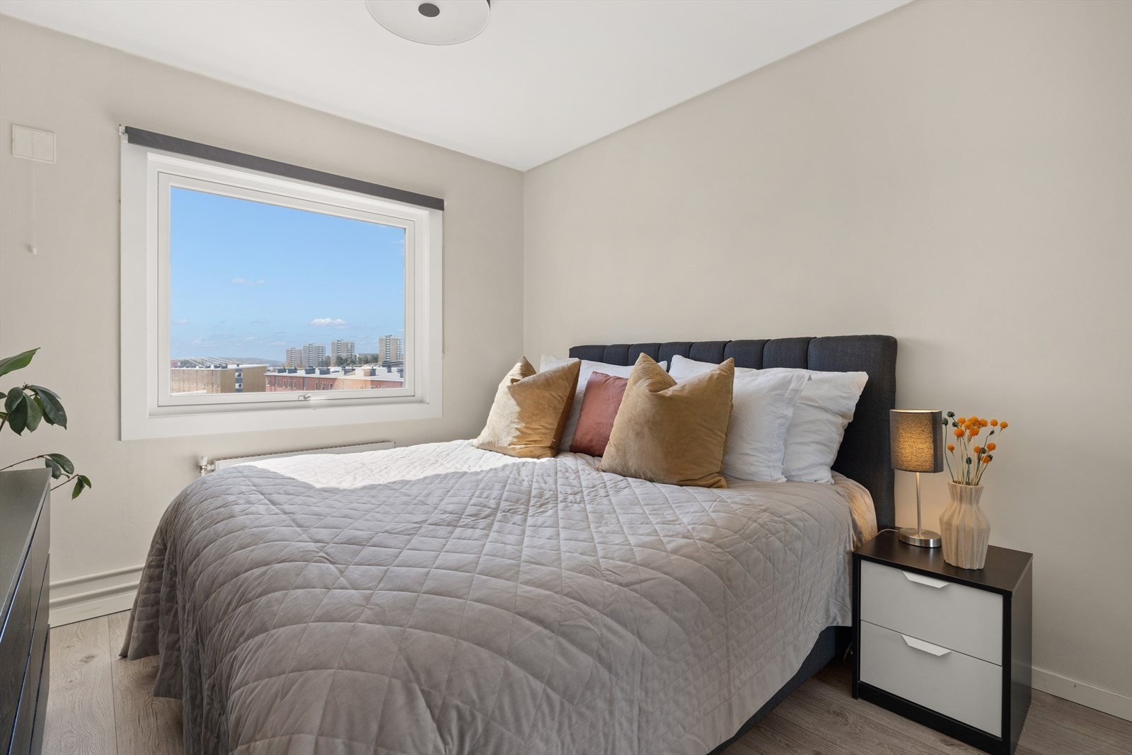 Romslig soverom med god plass til dobbeltseng, nattbord og gaderobeløsning Galleribilde