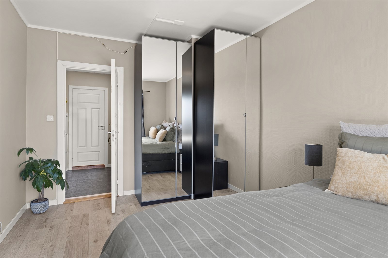 Godt med oppbevaring i garderobeskap Galleribilde