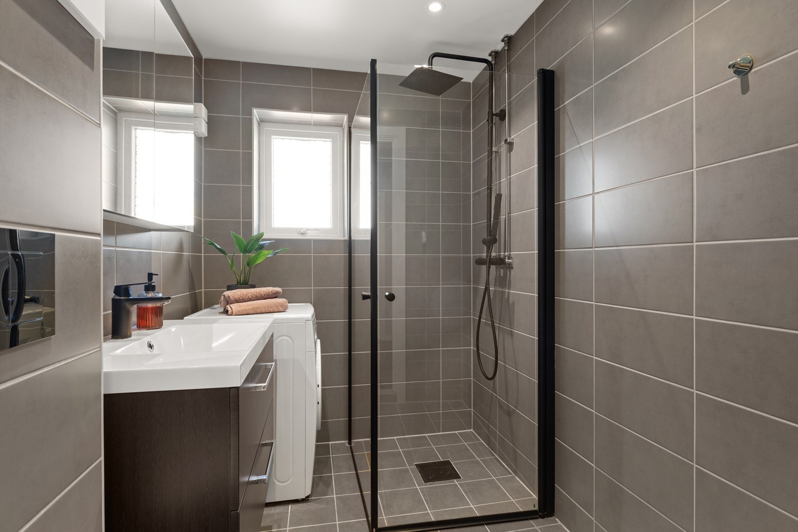 Lekkert flislagt bad tatt i regi av borettslaget i 2020 Galleribilde