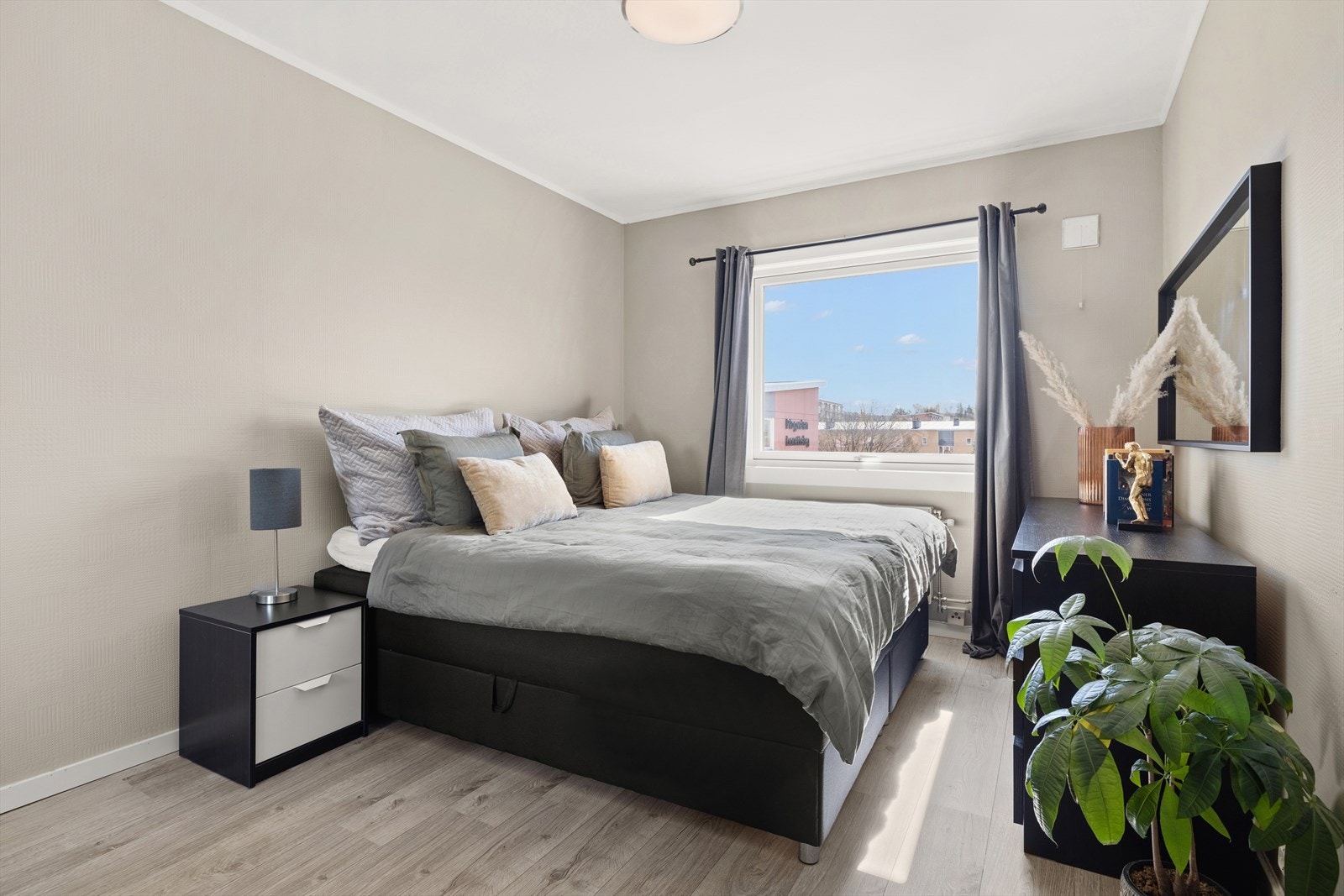 Romslig soverom med god plass til dobbeltseng, nattbord og garderobeløsning Galleribilde