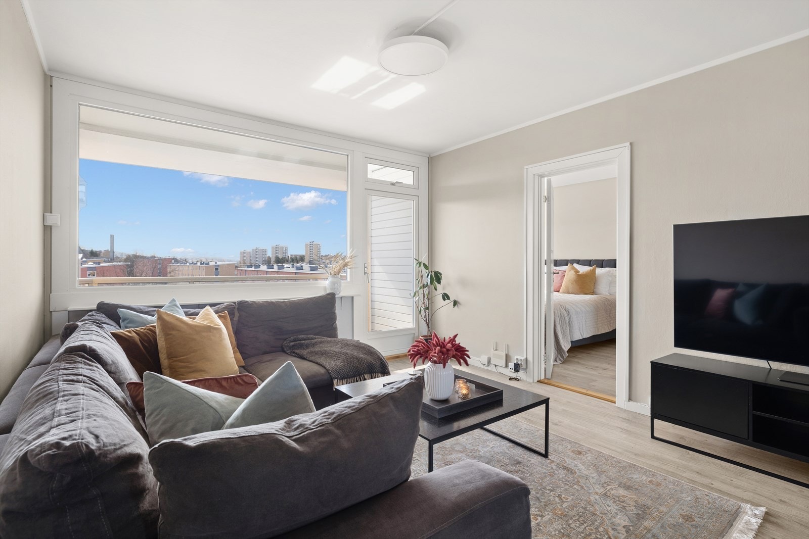 Store vindusflater som gir boligen godt med naturlig lys inn Galleribilde