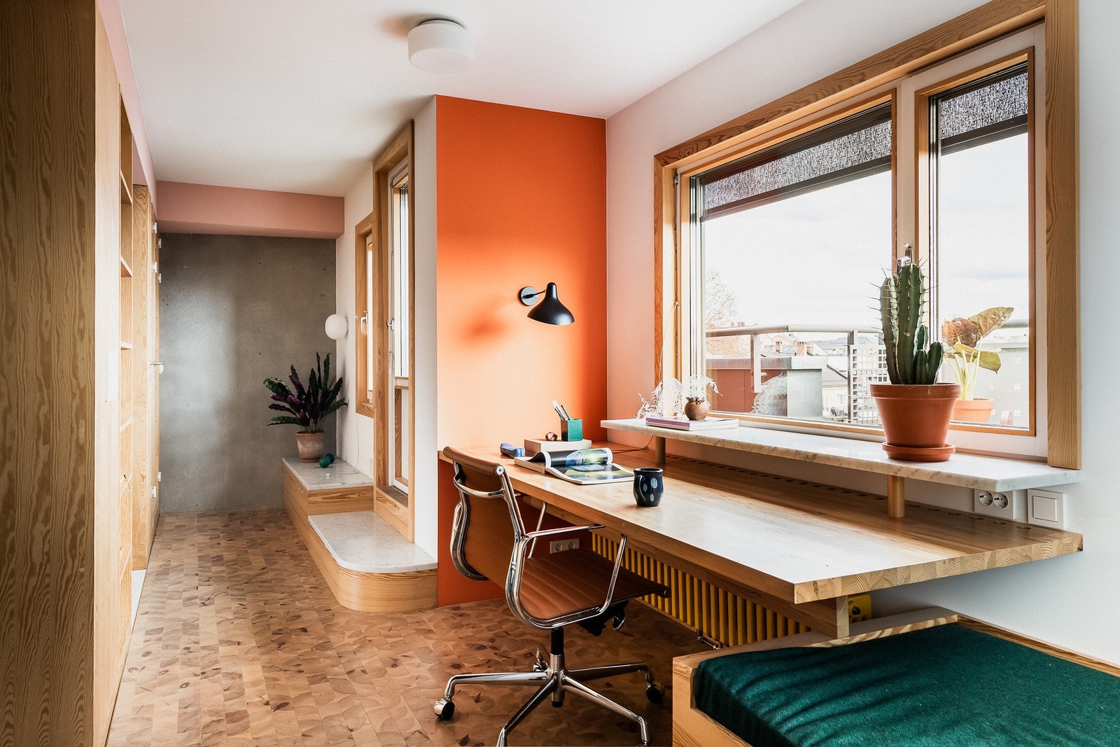 Særdeles pent kontor-område med plassbygget daybed og skrivebord. Galleribilde