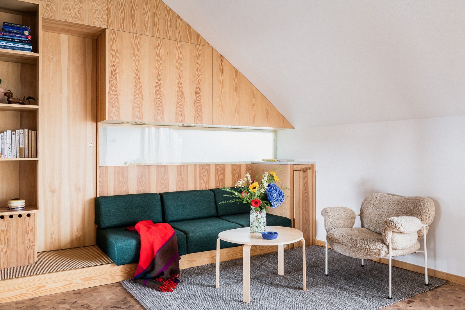 Stuesone med plassbygget sofa. Leilighetne har gjennomgående godt med integrert oppbevaringsplass. Galleribilde