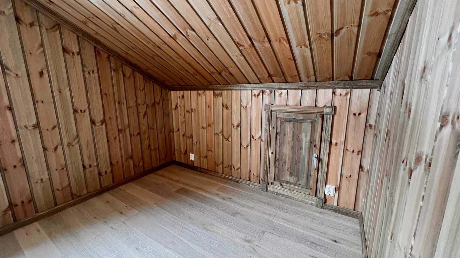 Sov 3. Med loft luke til oppbevaring i kott. Galleribilde