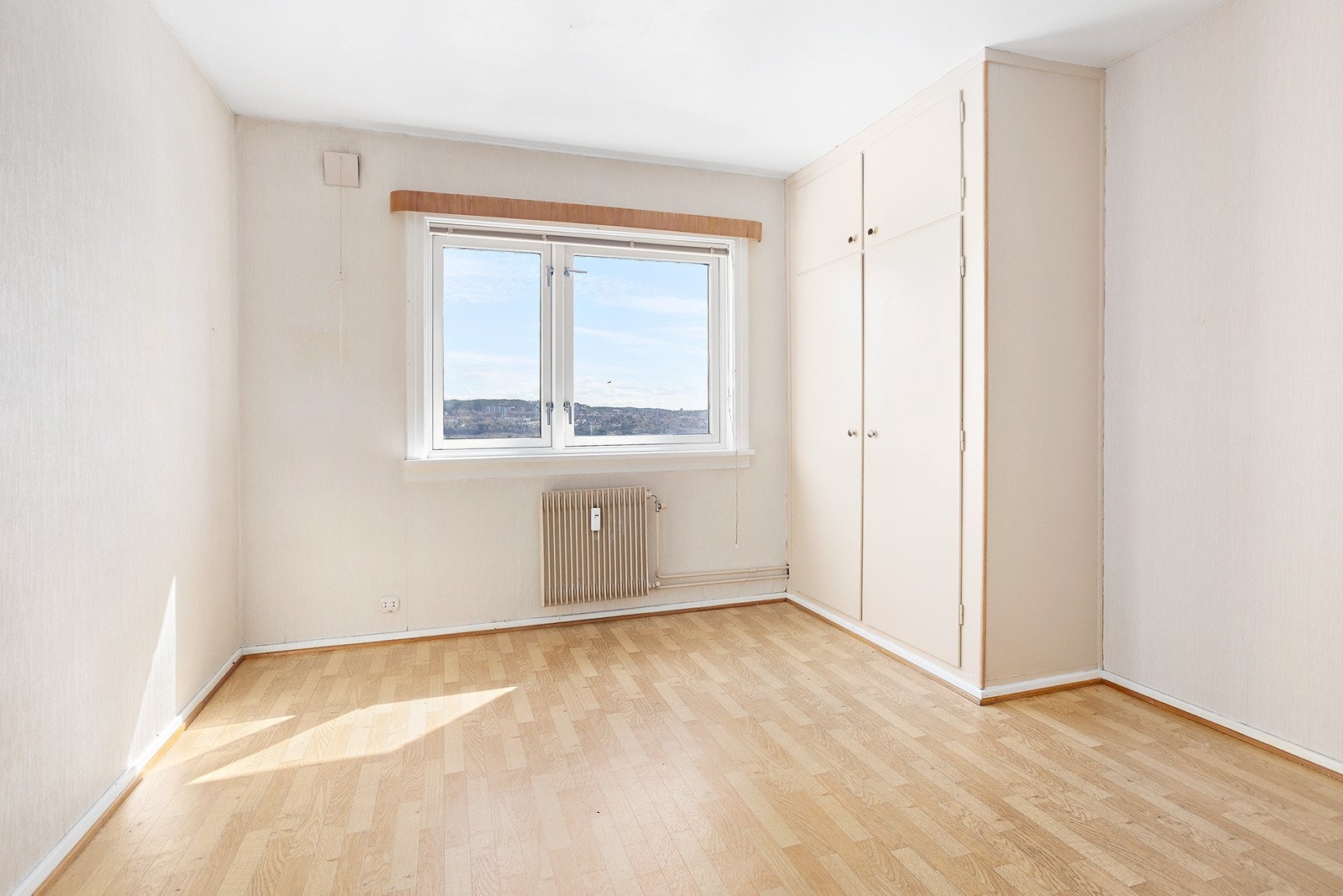 - Soverom med plassbygd garderobeskap - Galleribilde