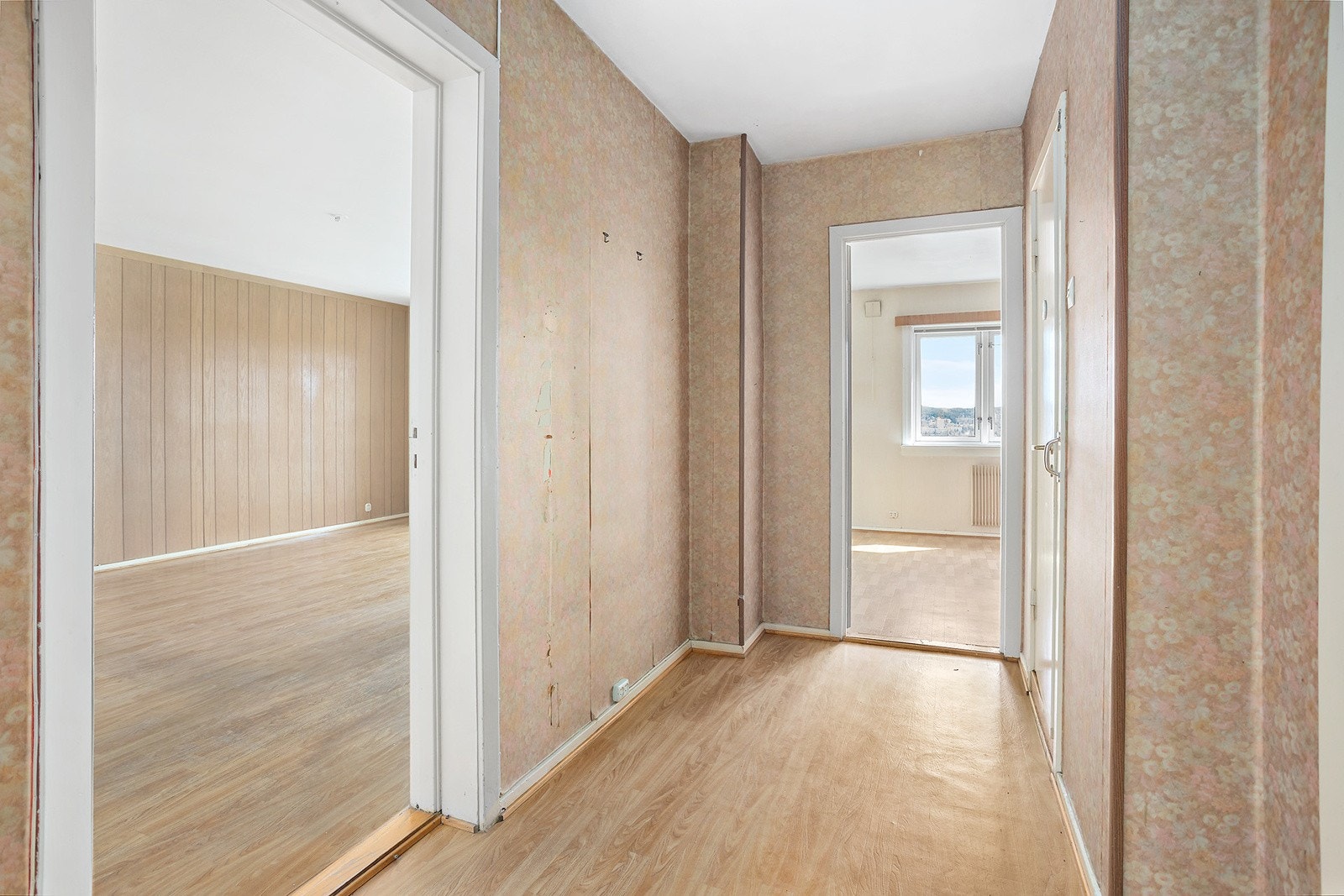 - Entreen gir deg tilgang til det aller meste i leiligheten og fungerer som bindeledd - Galleribilde