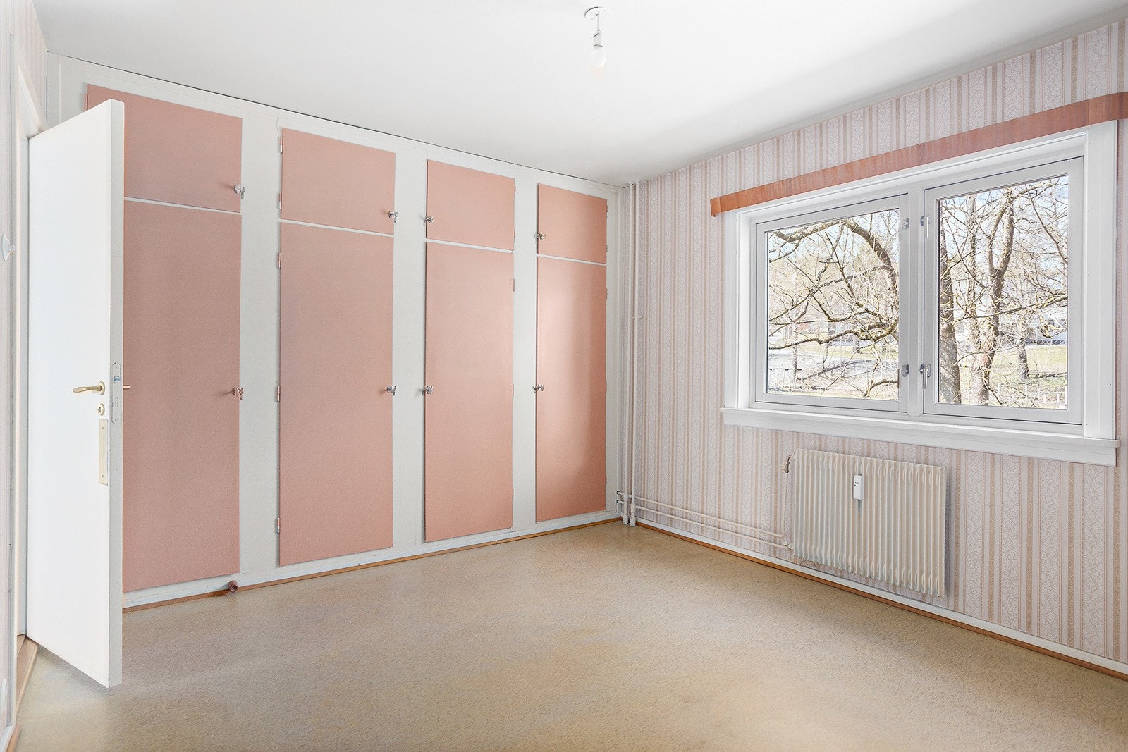 - Soverom med plassbygd garderobeskap - Galleribilde
