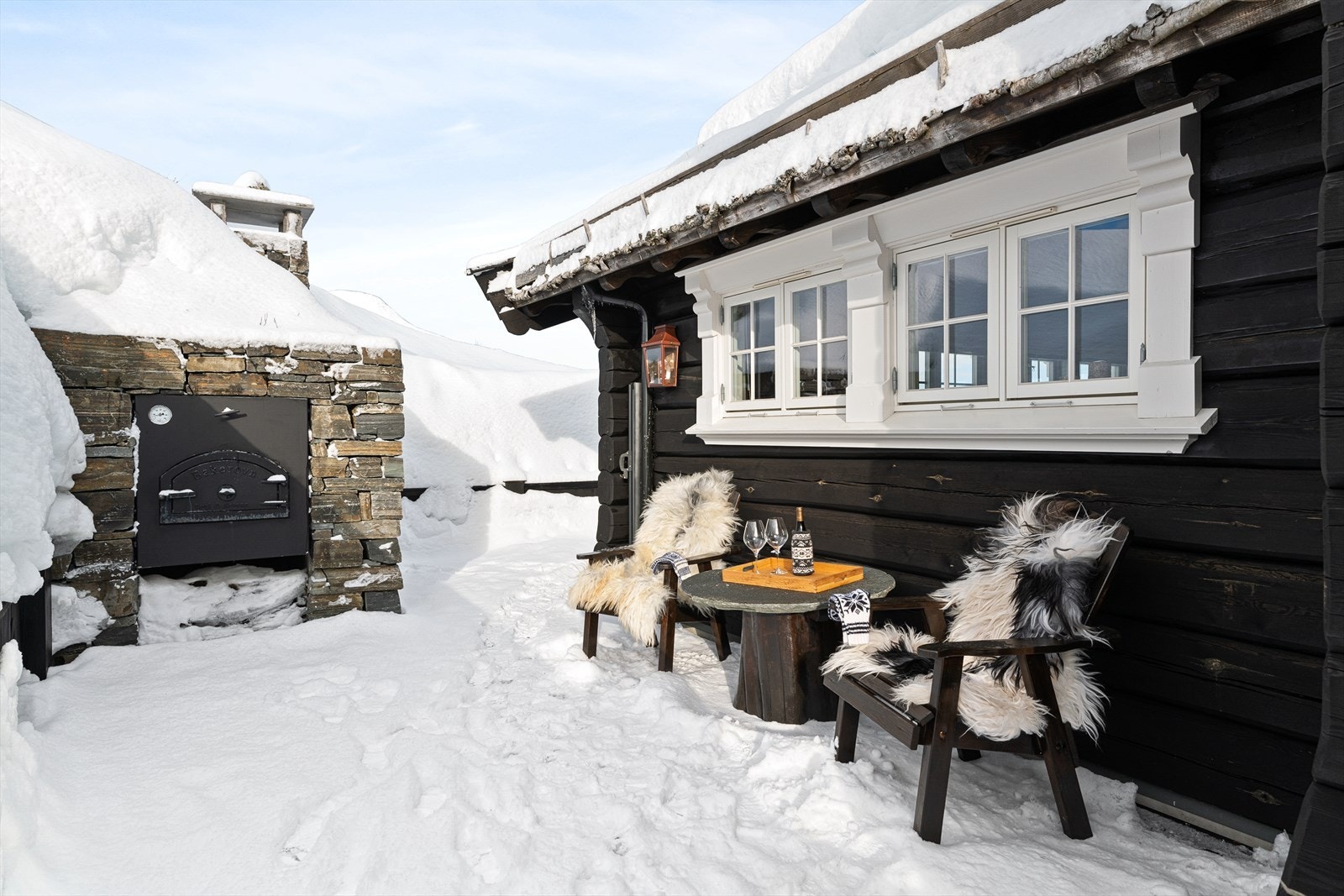 Koselige utesoner. Pizzaovn i stein bygget på plassen. Galleribilde