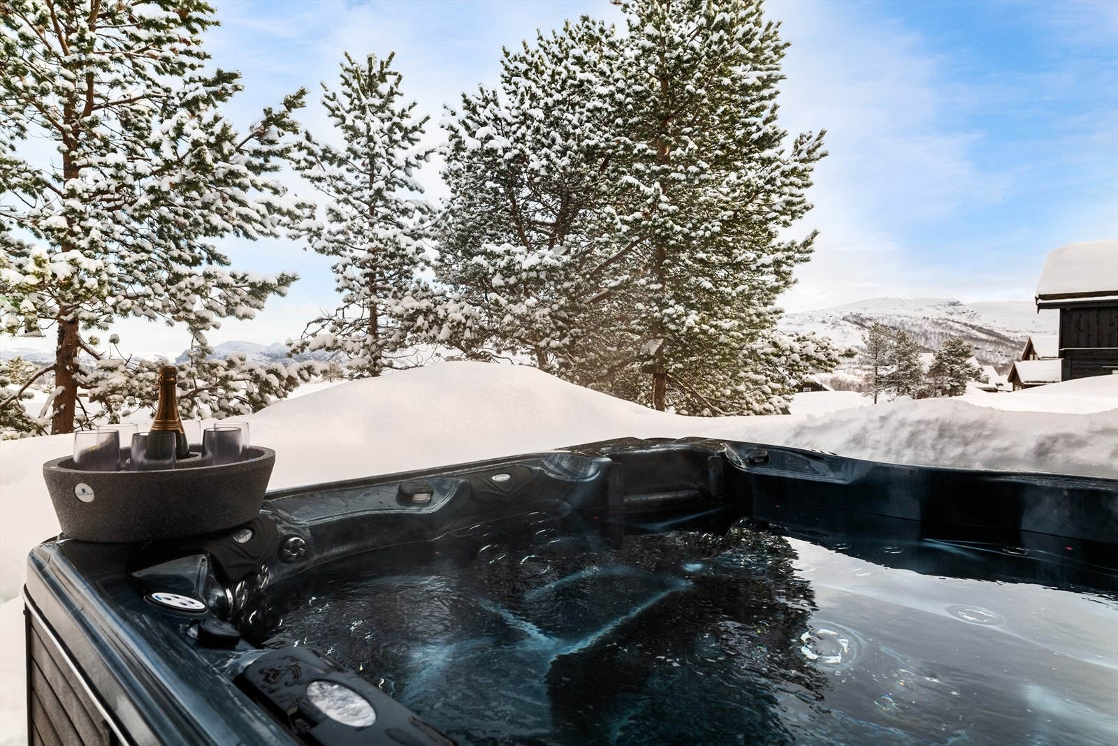 Jacuzzi med boblebad i nydelige omgivelser Galleribilde