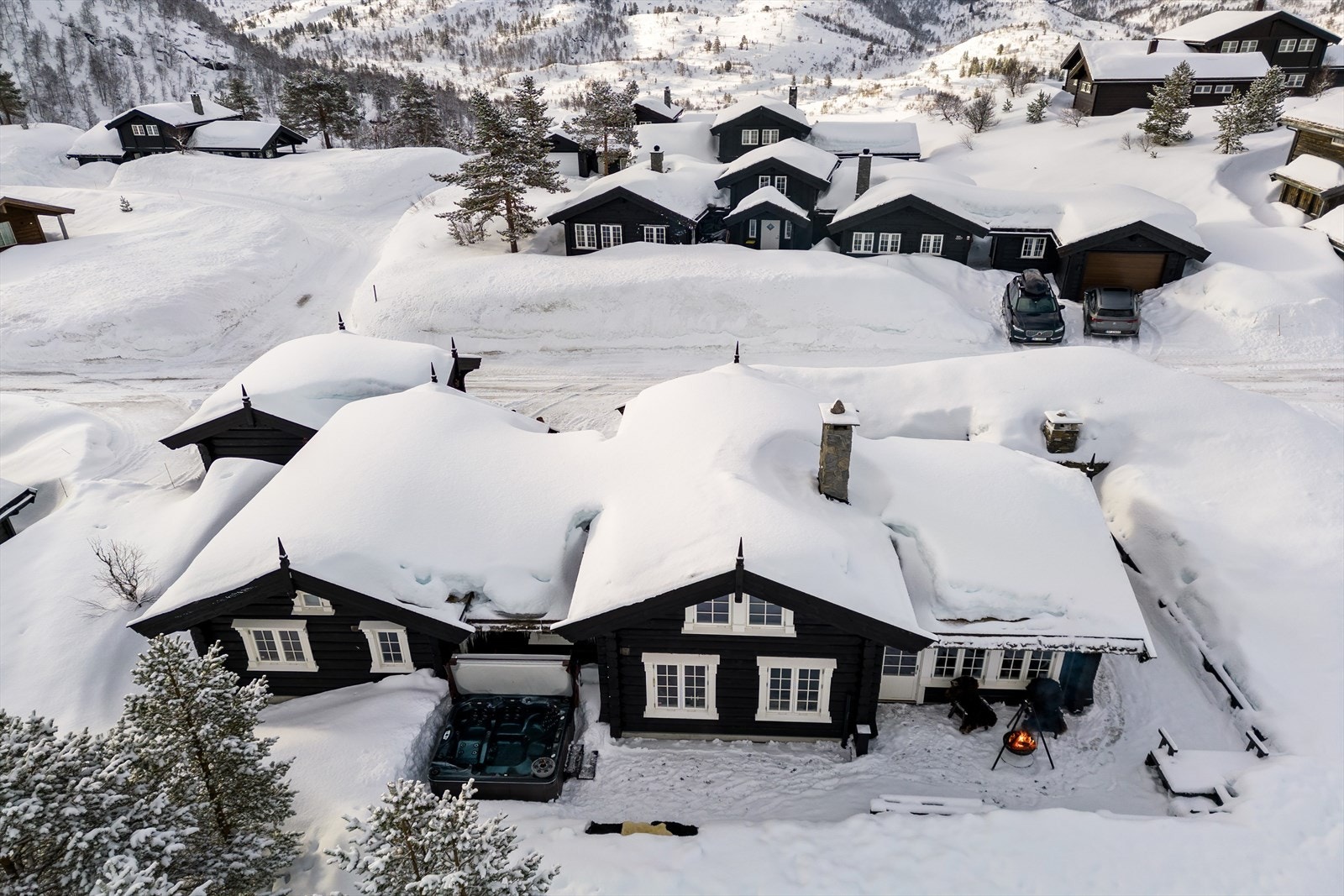 Det er bilvei helt fram og parkering på egen tomt. Kort avstand til alpinsentrene både i Ålsheia, Tjørhomfjellet og Fidjeland kun 5 - 10 minutter unna. Galleribilde