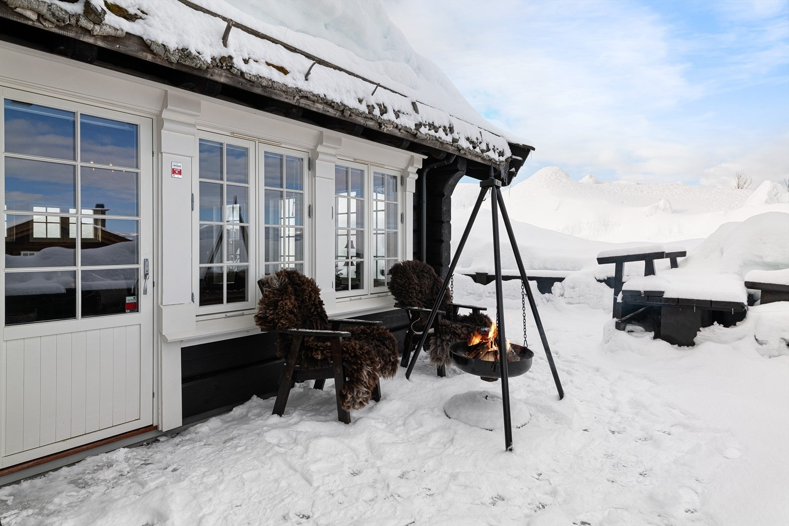 Stor terrasse, ute-peis, steinovn for pizzabaking, jacuzzi med boblebad. Galleribilde